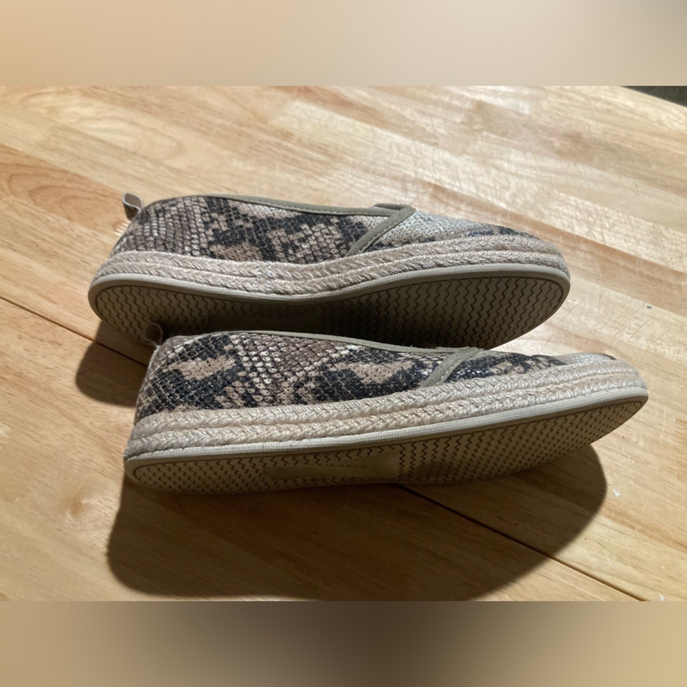Clarks faux snake skin slip on shoes in size 7.5 M. EUC. Super adorable - Picture 10 of 11